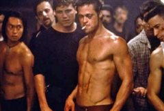 6 γεύματα τη μέρα: Η διατροφή και οι 7 ασκήσεις που χάρισαν στον Μπραντ Πιτ τη γράμμωση του αιώνα