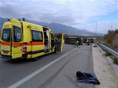 Ένας νεκρός σε σύγκρουση αυτοκινήτου με φορτηγό στην Εγνατία