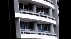 Βίντεο ΣΟΚ - Γυναίκα έπεσε από τον 27ο όροφο ενώ έβγαζε selfie