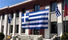 Καλαμαριά: Γιγαντιαία σημαία στο Δημαρχείο - Το μήνυμα του δημάρχου