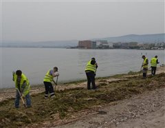 Καλαμαριά: Ο δήμος καθαρίζει την παραλία στο Καραμπουρνάκι (φωτο)