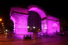 Θεσσαλονίκη: Στο πένθιμο μωβ φωταγωγήθηκε σήμερα η καμάρα (φωτο)