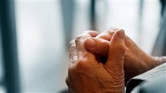 Καλαμαριά: Τι λέει ο δικηγόρος της ηλικιωμένης που της έκοψαν το ρεύμα