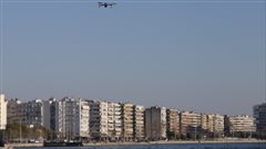 Θεσσαλονίκη: Drone στην παραλία και καλεί τον κόσμο να παραμείνει στο σπίτι