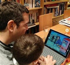 Ο Τσίπρας «μένει σπίτι» δουλεύει και παίζει με τον γιο του - Το μήνυμά του
