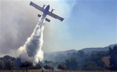 Καίει ακόμα η φωτιά στο Άγιο Όρος - Επιχειρούν καναντέρ