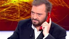 «Σου στέλνει χαιρετίσματα»: Αυτή είναι η κουμπάρα του Κώστα Φορτούνη που τα έβαλε με τον τραπεζίτη του Deal (Pics)