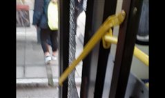 Θεσσαλονίκη: Έσπασε πόρτα λεωφορείου από το στρίμωγμα (φώτο)