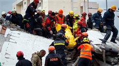 Αλβανία: 48 οι νεκροί - Ανέσυραν νεκρά τρία παιδιά και τη μητέρα τους