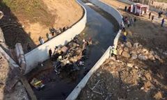 Τραγωδία στην Τουρκία: 19 μετανάστες νεκροί από ανατροπή φορτηγού