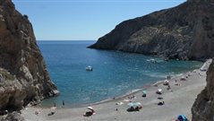 Παράδεισος με… απαγορευμένο καρπό: Η ελληνική παραλία- όνειρο που κανείς δεν κάνει το λάθος να αφήσει το αμάξι του στη σκιά (Pics)