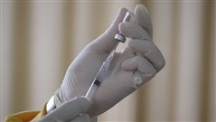 Έφτασε το νέο εμβόλιο: Ποιοι θα λάβουν SMS για να σπεύσουν να εμβολιαστούν για τον covid (vid)