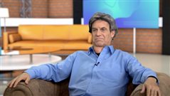 Στις top 3 μιμήσεις του: Ο Μητσικώστας κάνει Γιάννη Μπέζο να «πυροβολεί» ανόητους παρουσιαστές και είναι ολόιδιος (Vid)