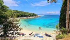 Μάχη για μια θέση: Η μικρή, ανοργάνωτη, ελληνική παραλία χωρίς σκιά που είναι κάθε μέρα sold out (Pics)
